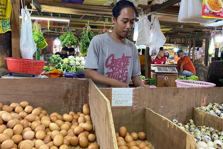 Pedagang telur di Pasar Tomang Barat, Tanjung Duren, Jakarta Barat, Kamis (7/12/2023). 