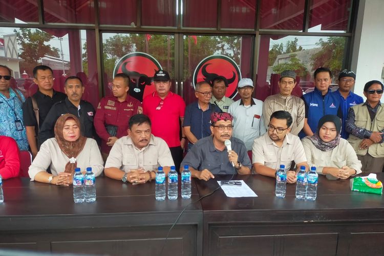 Ketua Tim Pemenangan Marhaen-Handy, Tatit Heru Tjahjono (memegang mikrofon), saat memberikan  keterangan dalam konferensi pers di Kantor DPC PDI Perjuangan Kabupaten Nganjuk, Jumat (29/11/2024)