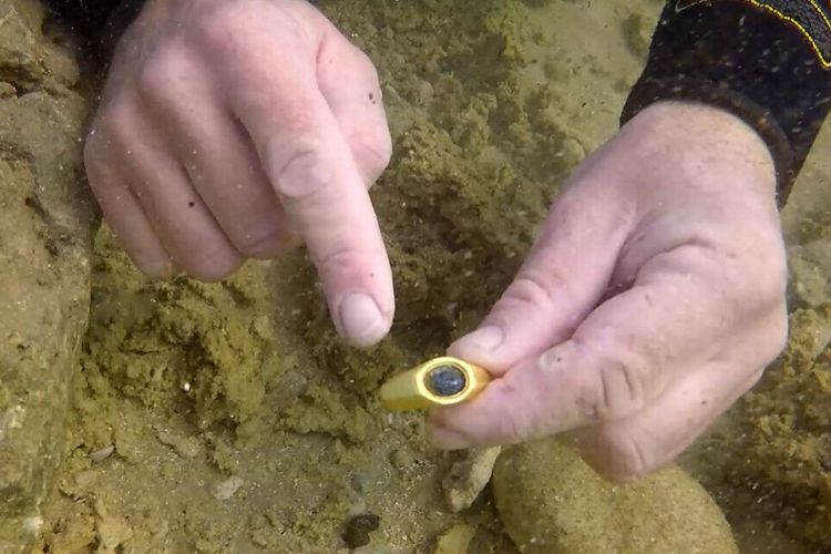 Penemuan cincin emas Romawi, batu permata hijau diukir dengan sosok seorang gembala membawa domba di pundaknya, dalam survei bawah laut di lepas pantai Mediterania.

