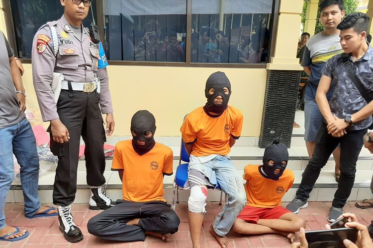 Tiga Pelaku Pembunuhan disertai pemerkosaan warga Suku Baduy dihadirkan di Polda Banten, Kamis (5/9/2019)