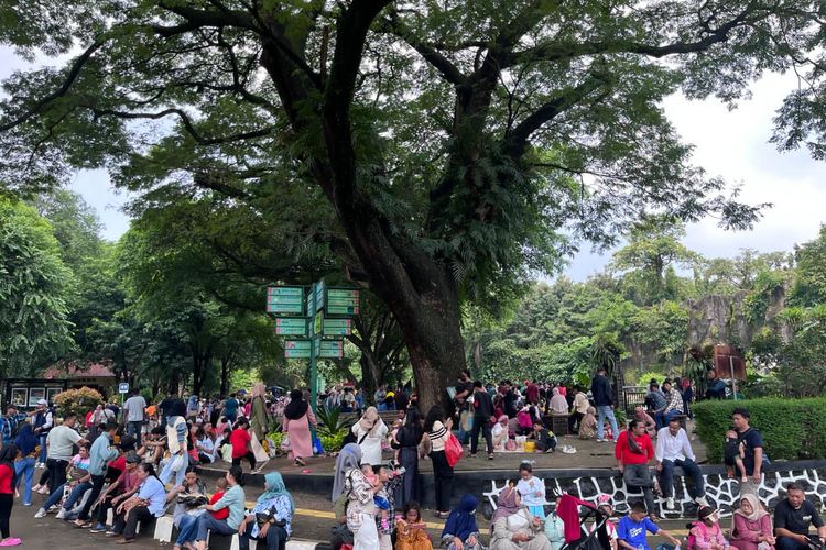 Padatnya pengunjung Taman Margasatwa Ragunan, Jakarta saat Lebaran hari kedua, Kamis (11/4/2024)