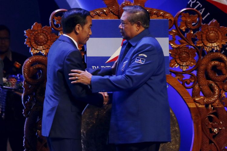 Presiden RI Joko Widodo berjabat tangan dengan Susilo Bambang Yudhoyono usai meresmikan pembukaan Rapat Pimpinan Nasional (Rapimnas) Partai Demokrat tahun 2018 di Sentul International Convention Center, Bogor, Jawa Barat, Sabtu (10/03/2018) .Partai Demokrat menggelar Rapimnas selama dua hari 10-11 Maret 2018 untuk membahas strategi Pemilu 2018 serta Pemilu Legislatif dan Pilpres 2019.
