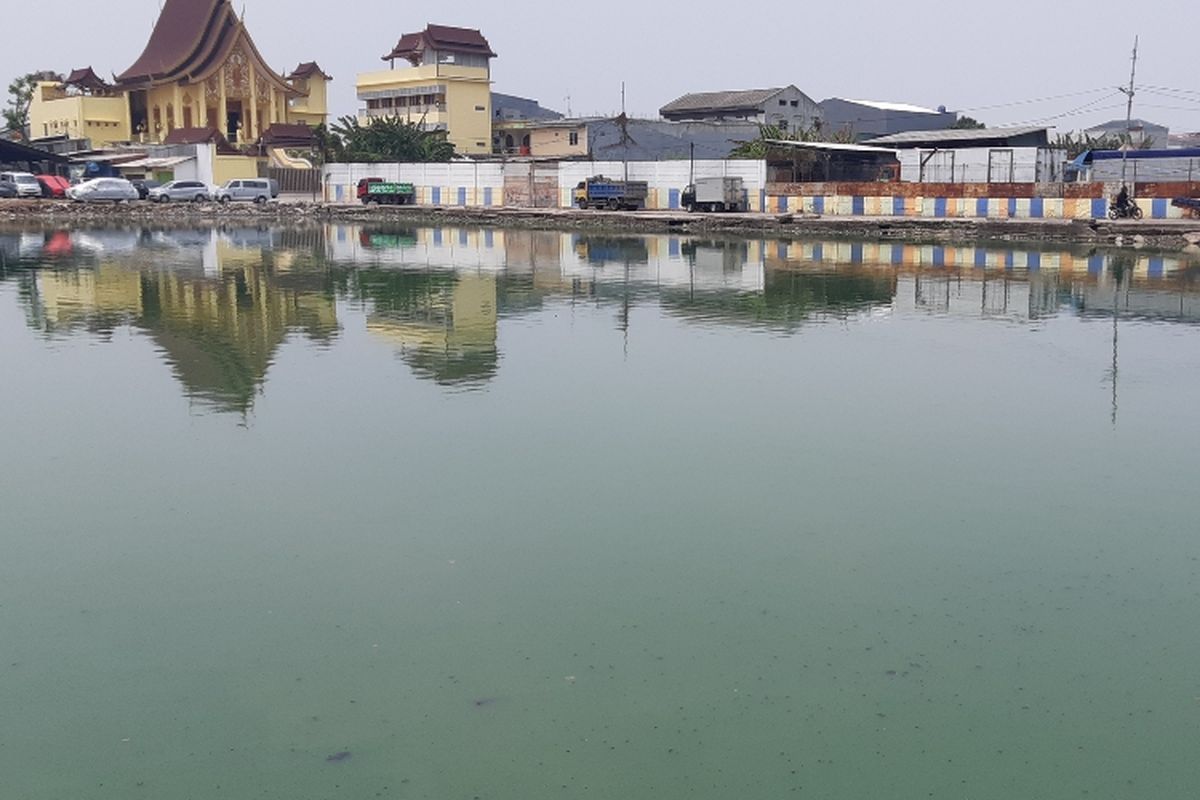 Air yang berada di Kampung Apung cenderung tidak mengalir kemana-mana, atau bisa dibilang diam.  Terlihat dalam foto bagian pemakaman yang tertutup air hijau tenang dan bersih dari sampah.