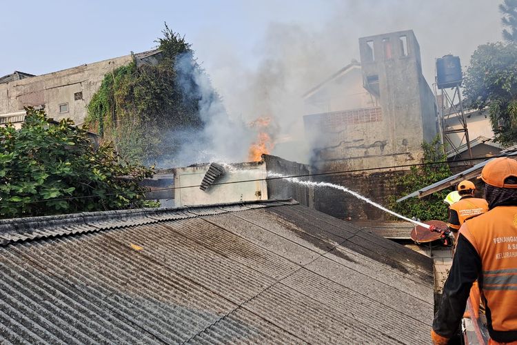 Api saat membakar rumah di Jalan Abuserin III, Grogol Selatan, Cilandak, Jakarta Selatan, Selasa (3/10/2023).