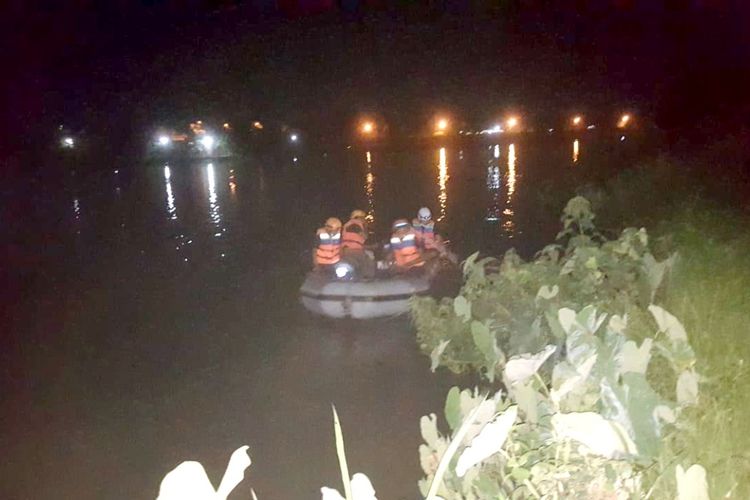Tim SAR melakukan pencarian korban tenggelam di Sungai Brantas, di wilayah Megaluh, Kabupaten Jombang, Jawa Timur, Sabtu (9/4/2022).