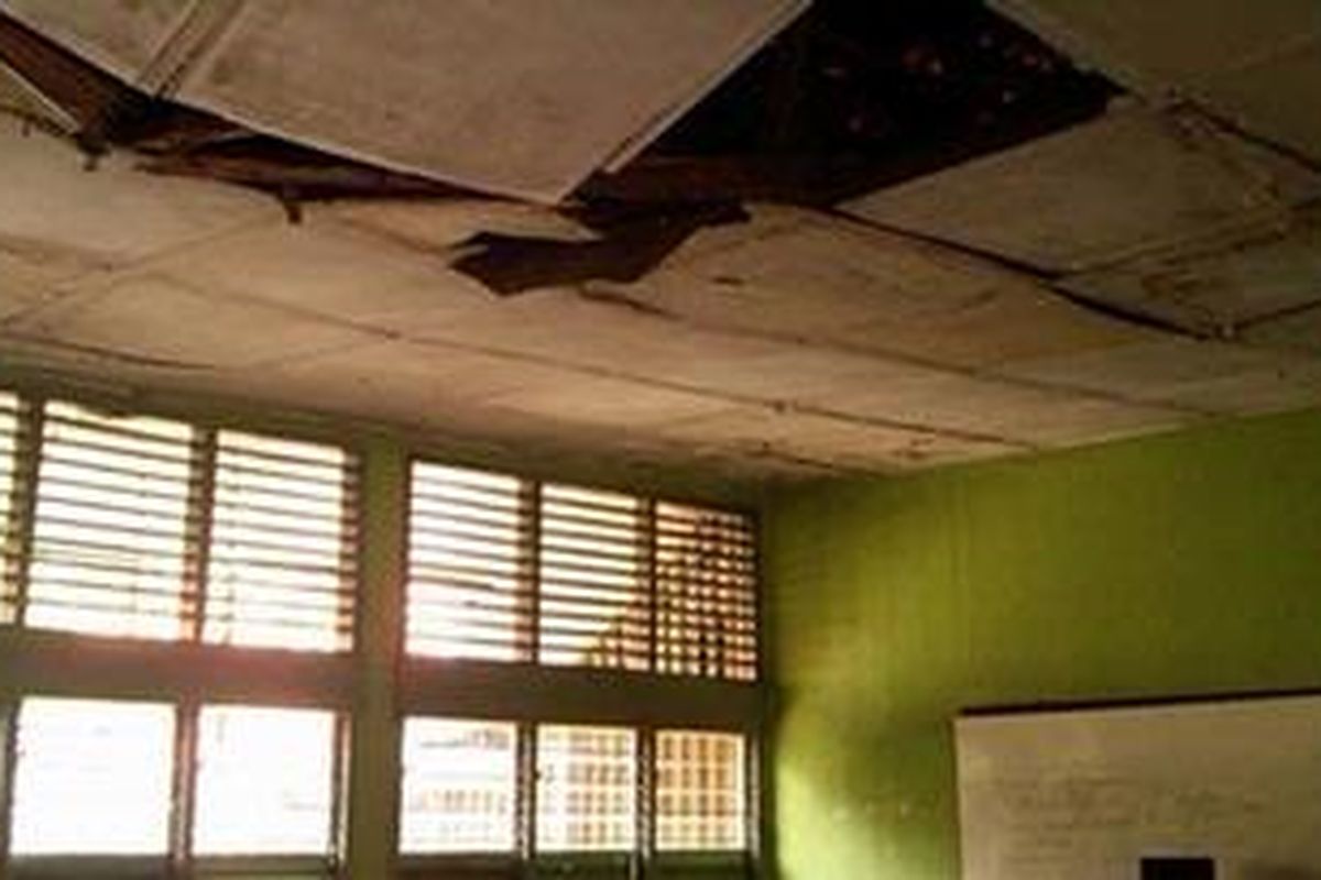 Inilah salah satu kelas di SMP 189, Duren Sawit, Jakarta Timur yang mengalami rusak di bagian atap. Oleh sebab itu, sebagian siswa dipindah ke ruangan sebelahnya dengan kondisi atap yang juga bergelombang, rawan roboh.