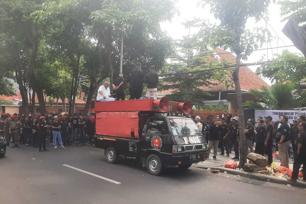 Massa ormas menggelar aksi menghalangi eksekusi obyek rumah Soebroto Joedono di Jalan dr Soetomo Surabaya, Kamis (27/2/2025).