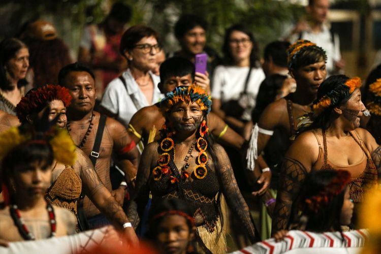 Masyarakat adat berpartisipasi dalam pembukaan Desa COP dalam KTT Iklim COP30 di Belem, Brasil, Selasa (11/11/2025). 