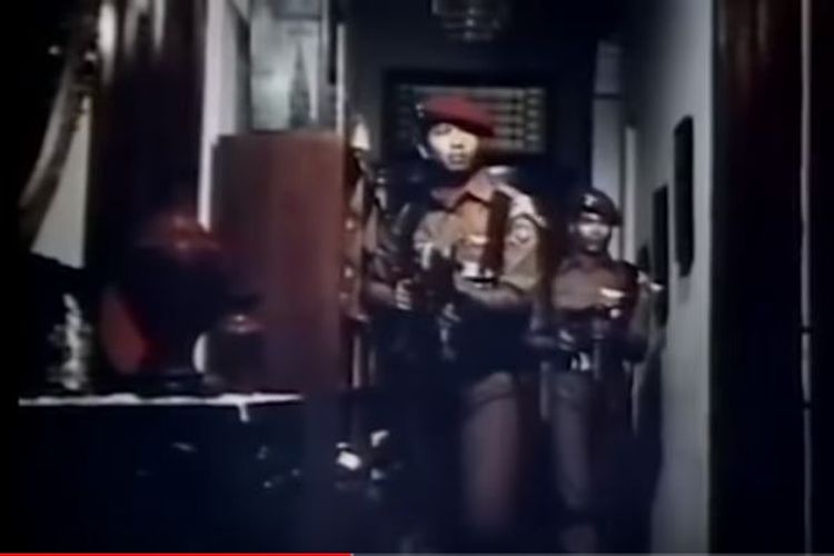 Salah satu adegan film Penghianatan G30S/PKI, penyerangan rumah jenderal oleh pasukan Tjakrabirawa.