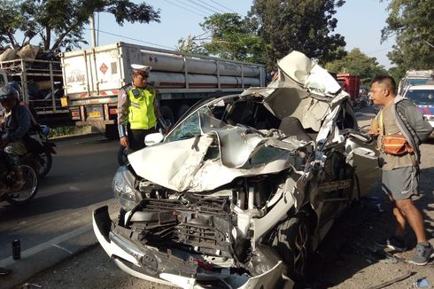 Sopir Ngantuk, Satu Keluarga Penumpang Mobil Agya Tewas Tabrak Tronton