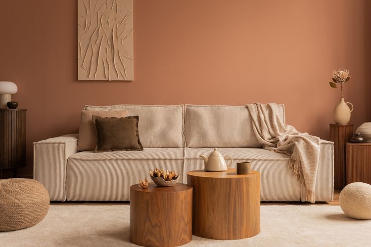 Ilustrasi ruang tamu dengan warna cat dinding coklat.