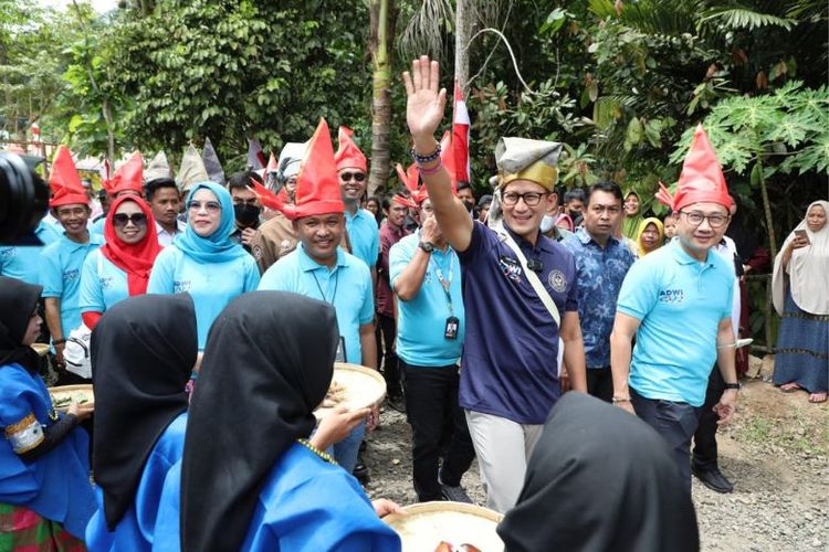 Menparekraf Sandiaga Salahuddin Uno kunjungi potensi wisata dan ekonomi kreatif Kabupaten Bantaeng, Rabu (7/9/2022). 