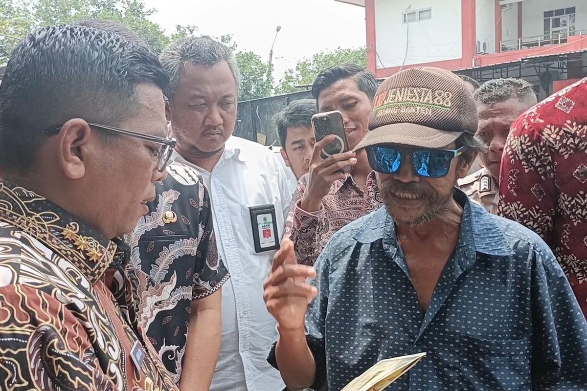 Saat Kakek Dayat Hadang Gubernur Banten Andra Soni di Pemutihan Pajak Kendaraan...