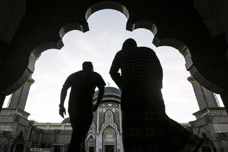 Sekitar 60 persen penduduk Malaysia adalah Muslim dan Islam diabadikan sebagai agama resmi dalam UU Negeri Jiran tersebut.