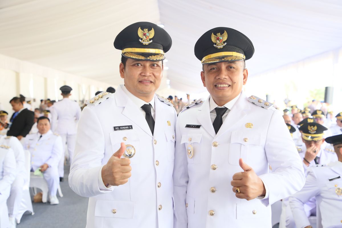 Pasangan Bupati dan Wakil Bupati Jembrana I Made Kembang Hartawan dan I Gede Ngurah Patriana Krisna (Bang Ipat) saat pelantikan kepala dan wakil kepala daerah serentak di Istana Presiden, Jakarta, Kamis (20/2/2025).