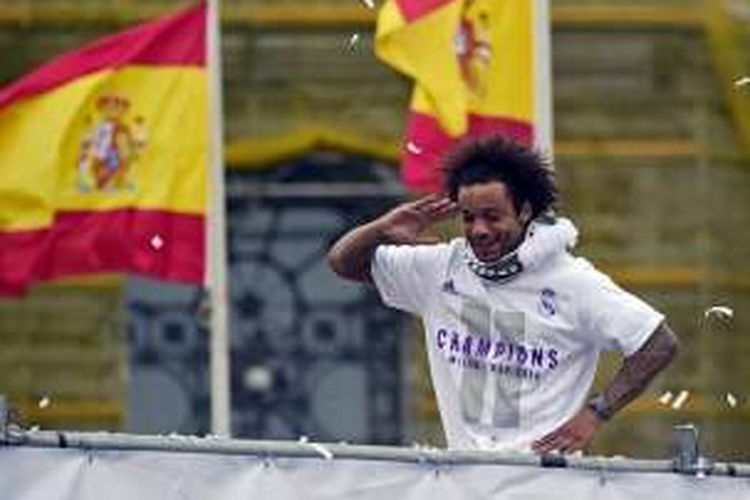 Marcelo merayakan kesuksesan Real Madrid menjuarai Liga Champions di Plaza Cibeles, 29 Mei 2016.