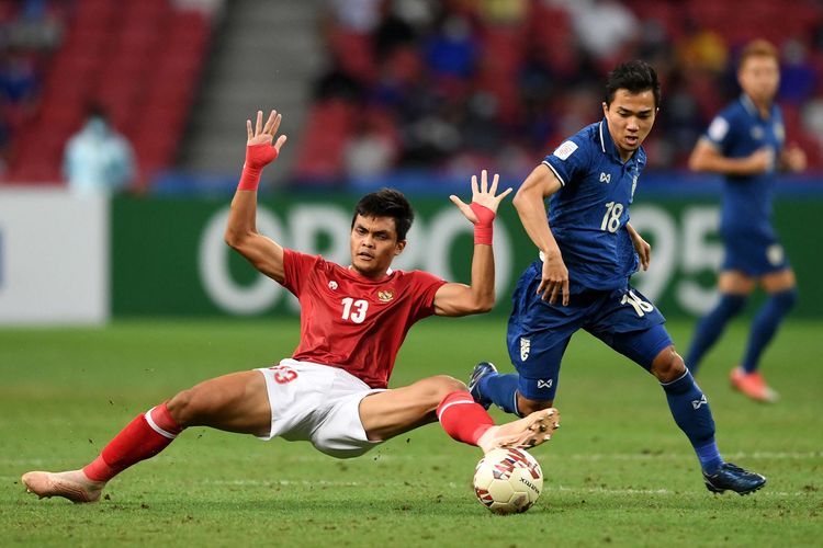 Pemain Indonesia, Rachmat Irianto (kiri), berusaha merebut bola dari pemain Thailand, Chanathip Songkrasin, pada pertandingan leg kedua final Piala AFF 2020 antara Indonesia vs Thailand di National Stadium, Singapura, Sabtu (1/1/2022) malam WIB. Pelatih timnas Thailand berencana kembali memanggil Chanathip Songkrasin untuk Piala AFF 2022 akhir tahun nanti.