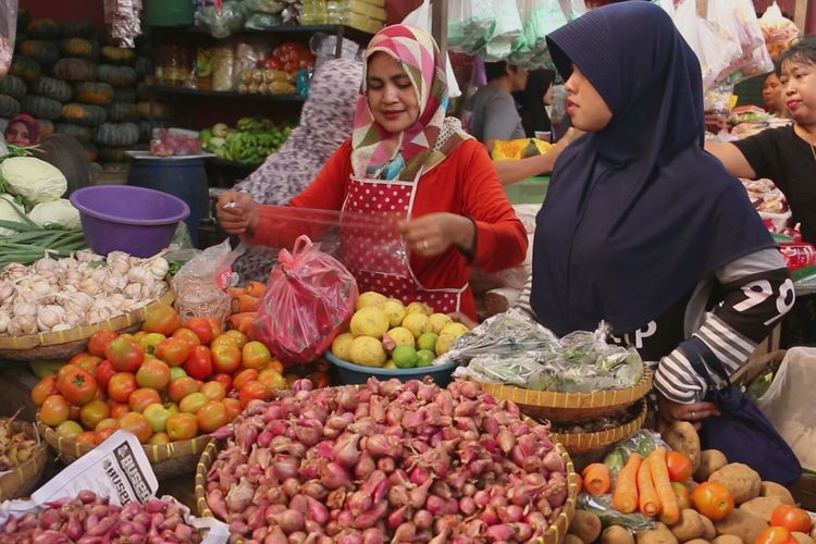 Titin, pedagang bumbu dapur dan sembako di Pasar Palimanan, Kecamatan Palimanan, Kabupaten Cirebon sedang melayani sejumlah pembeli, Senin (6/5/2019). Dia menyebut sejumlah harga bumbu dapur di hari pertama puasa mengalami penurunan.