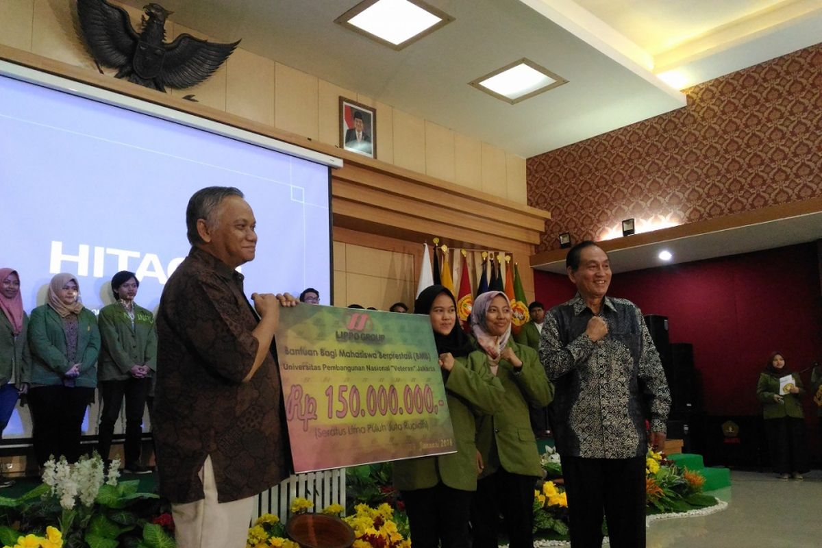 Presiden Direktur Lippo Group Theo L. Sambuaga menyerahkan bantuan pendidikan bagi mahasiswa berprestasi dari keluarga miskin di Kampus UPN Veteran Jakarta, Rabu (24/1/2018).