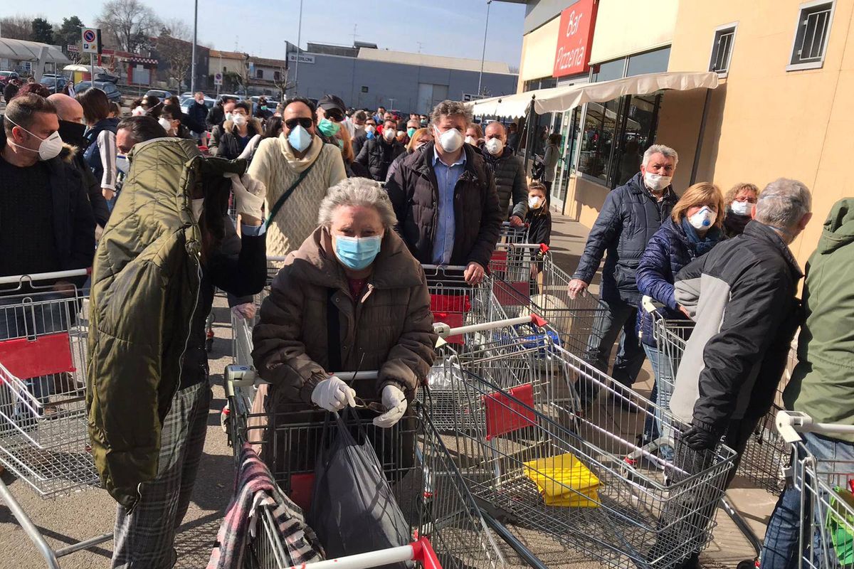 Warga di Codogno mengantre untuk membeli makanan dan persediaan lainnya di supermarket pada 24 Februari 2020. Codogno dianggap sebagai Wuhannya Italia setelah wabah virus corona muncul dari sana.
