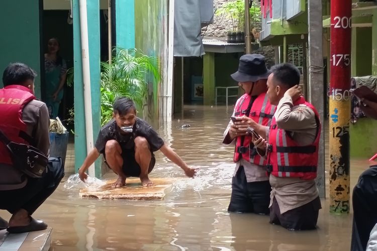 Kebon Pala Terendam Banjir 1,2 Meter, Warga Bertahan di Lantai 2 Rumah