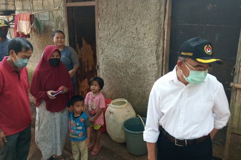 Tinjau Penyerahan Bansos di Bogor, Menko PMK Temukan Warga Miskin Tak Masuk DTKS