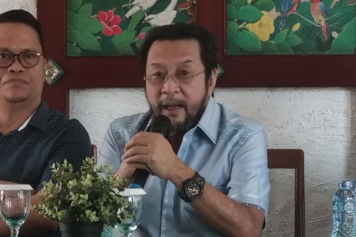 Anggota DPD RI dari Dapil Papua, Yorrys Raweyai saat sesi jumpa pers di kawasan Senayan, Jakarta, Selasa (16/7/2024) terkait ricuh sidang paripurna DPD.
