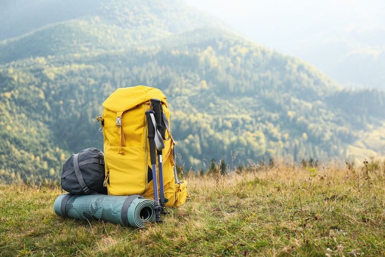 Ilustrasi peralatan trekking. 