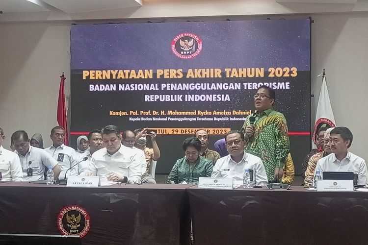Kepala Badan Nasional Penanggulangan Terorisme (BNPT) Komjen Pol Mohammed Rycko Amelza Dahniel saat mengadakan konferensi pers akhir tahun di kantor BNPT, Sentul, Kabupaten Bogor, Jawa Barat, Jumat (29/12/2023).