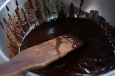 Apa Cokelat Leleh yang Terkena Air Masih Bisa Digunakan?