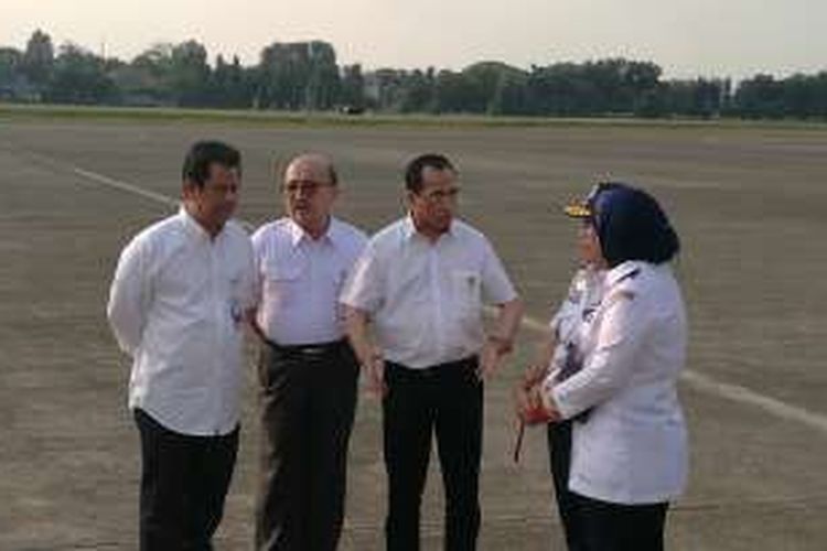 Menteri Perhubungan Budi Karya Sumadi memberikan arahan kepada sejumlah pejabat Kemenhub dan AP II di Apron Bandara Halim PerdanaKusuma, Jakarta, Minggu (31/7/2016)