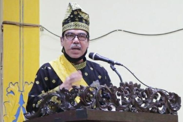 Datuk Seri Al Azhar (alm) Ketua Majelis Kerapatan Adat (MKA), Lembaga Adat Melayu (LAM) Riau.