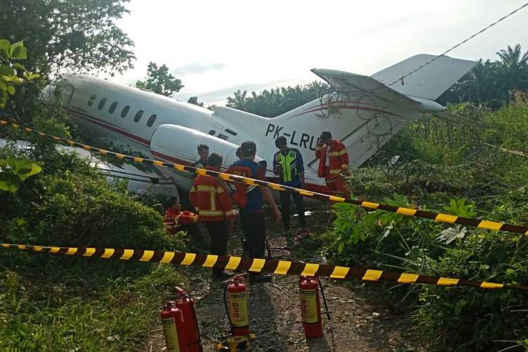 Kondisi Pesawat Jet Type Hawker PK LRU yang tergelincir dari landasan pacu Bandara Maleo Morowali di Desa Umbele, Kecamatan Bumi Raya, belum dievakuasi, Kamis (11/5/2023)