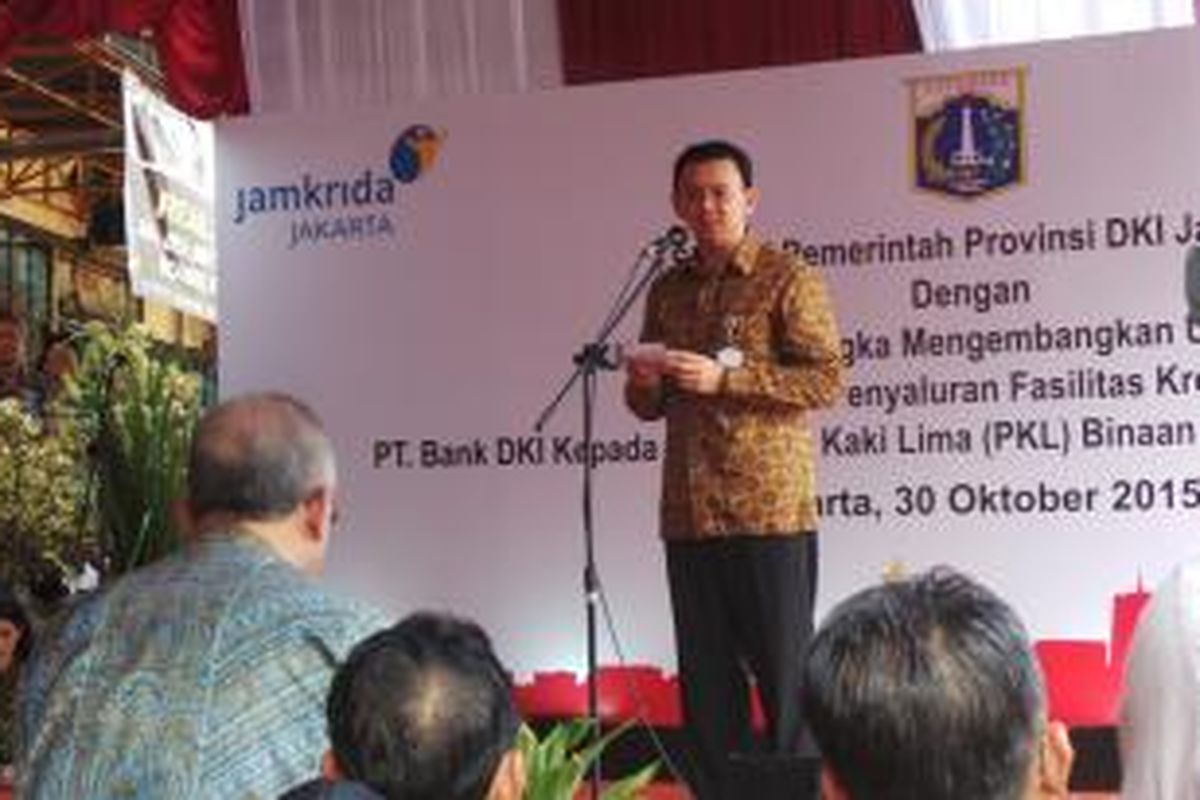 Gubernur DKI Jakarta Basuki Tjahaja Purnama menghadiri penyaluran kredit kepada ratusan PKL di Pasar Taman Puring, Jumat (30/10/2015). 