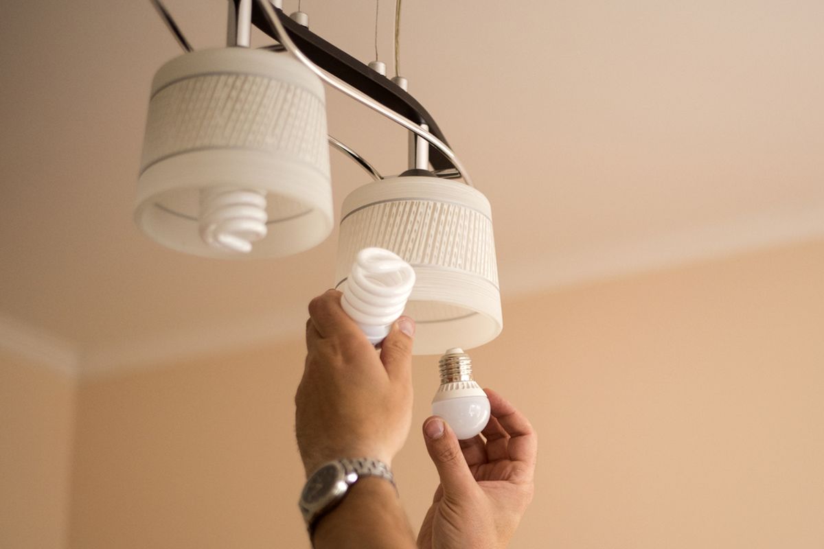 Lampu LED tak hanya menjadi cara menghemat energi listrik,  tetapi juga lebih tahan lama dan memberikan kualitas cahaya yang sama atau bahkan lebih baik.