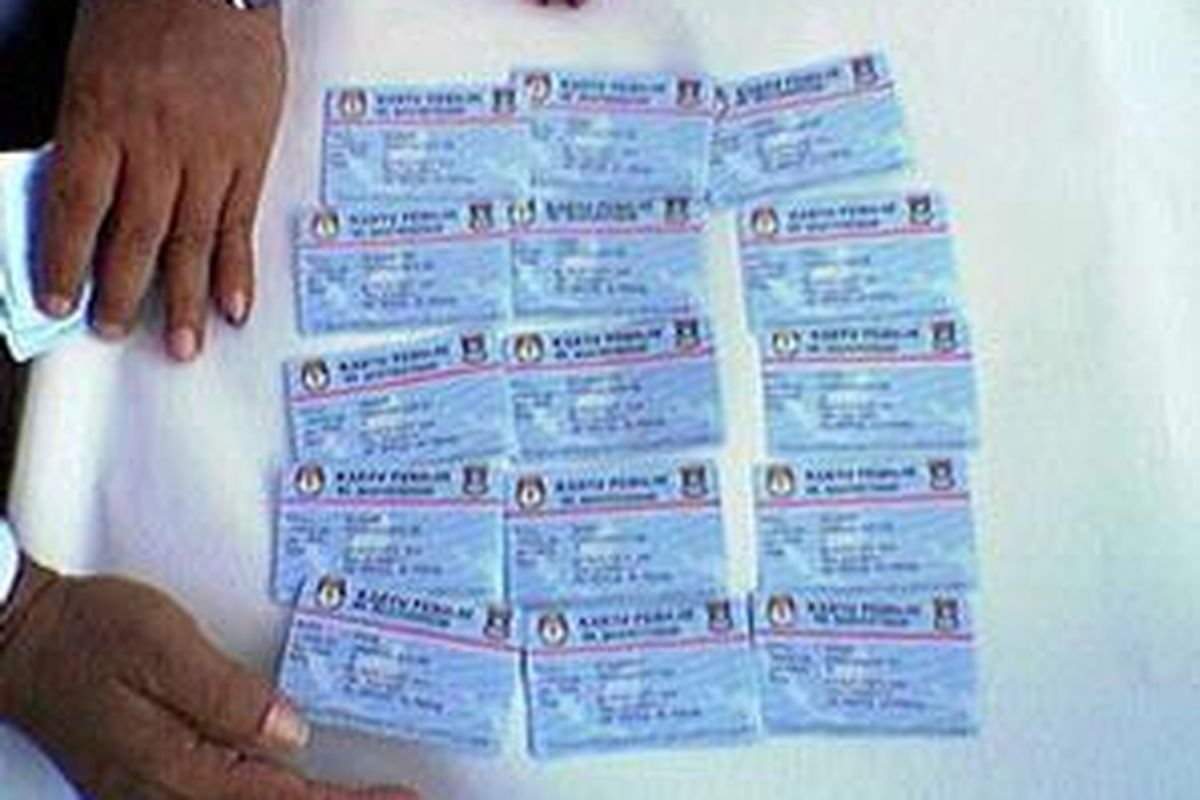 Pilkada Tangerang, Minggu (20/1), diwarnai ketikdakakuratan data dalam kartu pemilih. Contoh kartu pemilih yang tidak akurat karena semua tempat lahir ditulis di Tangerang.