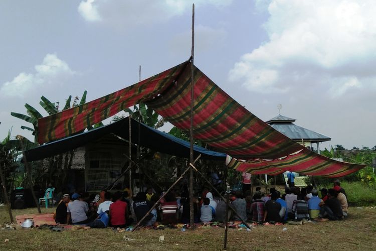 Masyarakat Blok Hutan Sei Bamban Wilayah IV Besitang saat menerima Geran Datuk untuk legalisasi dan alas hak tanah yang diusahainya.