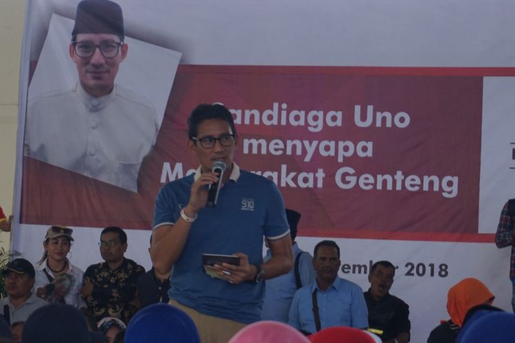 Sandiaga Uno calon wakil presiden nomer urut 2 saat menemui pendukungnya di Kecamatan Genteng Banyuwangi Selasa (27/11/2018)