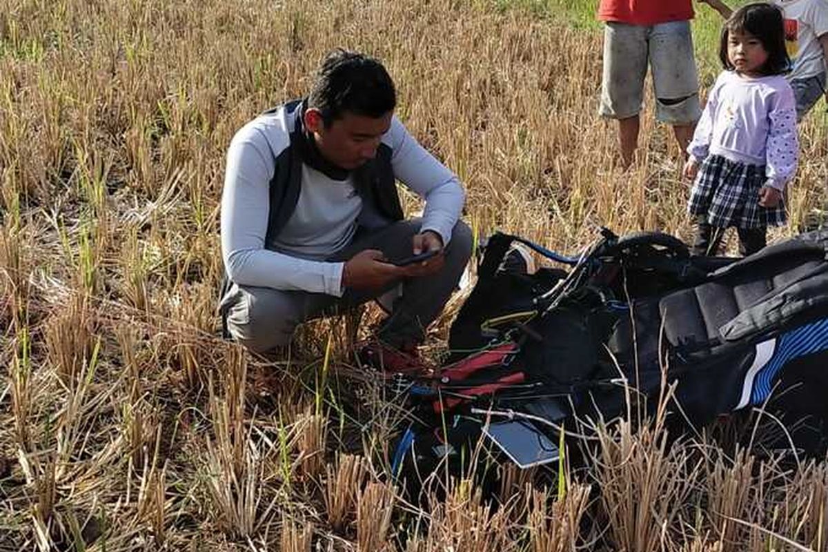 JAWA TIMUR 20220805 Viral Video Atlit Paralayang Mendarat di Sawah di Ngawi.