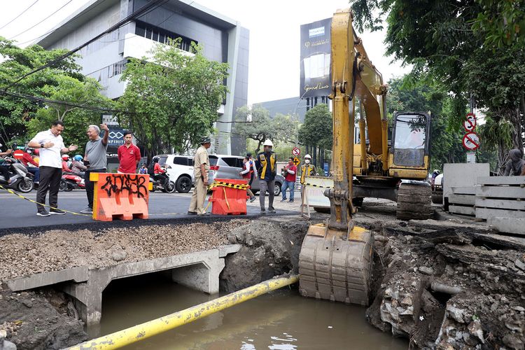 Wali Kota Surabaya Eri Cahyadi melakukan pengecekan pengerjaan saluran dan crossing atau sudetan baru di Jalan Panglima Sudirman, Selasa (11/10/2022).