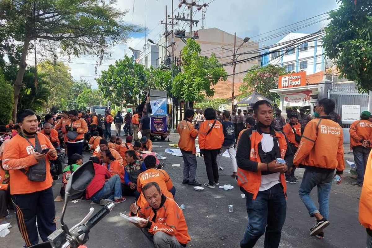 Aksi mitra Shopee di depan kantor perwakilan Shopee di Jalan Ronggolawe Surabaya, Kamis (22/9/2022).