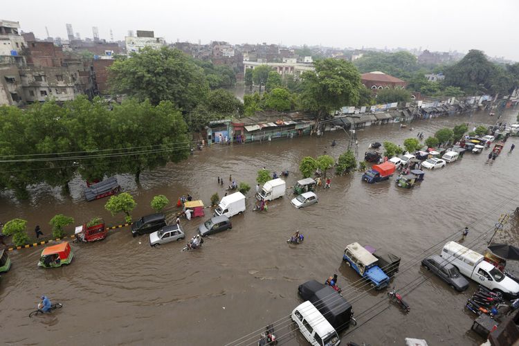 Kendaraan melewati jalan yang tergenang banjir Pakistan akibat hujan deras, di Lahore, Pakistan, Jumat, 29 Juli 2022.