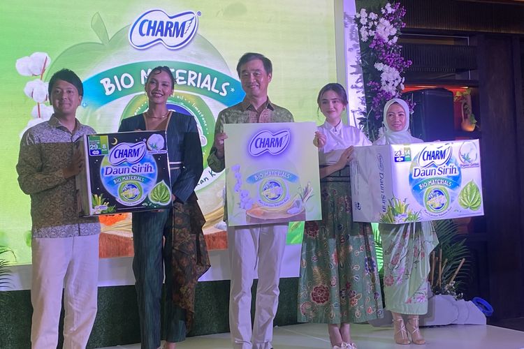 Heni Indrayati, Takumi Terakawa, Syifa Hadju, dan Veronika Krasnasari pada Press Conference Peluncuran CHARM Daun Sirih Bio Materials Organic Cotton Type di Seribu Rasa Gatot Subroto, Jakarta Selatan, Rabu (4/6/2025).