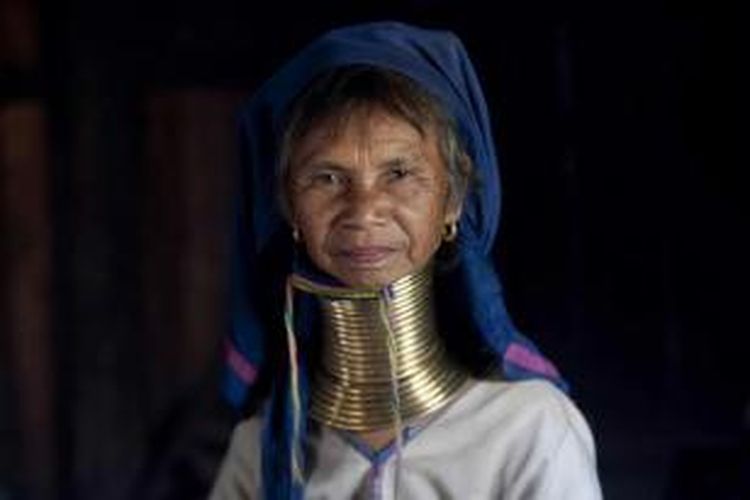 Wanita dari etnis Kayan mengenakan pakaian tradisional dan cincin perunggu di leher mereka di Desa Panpet, Demoso, Kayah, Myanmar timur, 16 April 2014. Beberapa wanita Kayan etnis, juga dikenal sebagai Padaung, mulai mengenakan cincin perunggu di leher dan kaki mereka sejak usia muda.