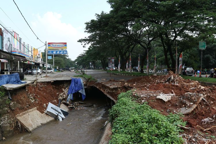 Jalan ambles di Jalan GDC Depok, Jumat (7/5/2021). Hingga kini tidak terlihat perbaikan jalan ini.