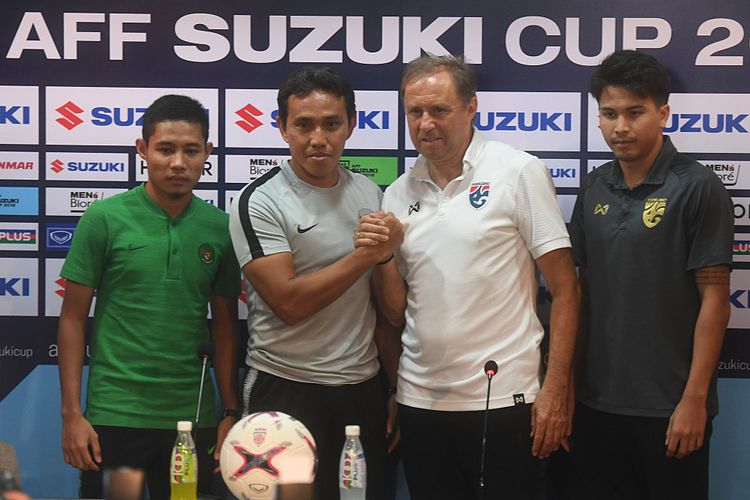 Pelatih timnas Indonesia Bima Sakti (kedua kiri) dan pesepak bola timnas Evan Dimas (kiri) berpose dengan Pelatih Thailand Milovan Rajevac (kedua kanan) dan pesepak bola Thailand Thitipan Puangchan (kanan) usai sesi konferensi pers menjelang laga lanjutan Piala AFF 2018 di Stadion Nasional Rajamangala, Bangkok, Thailand, Jumat (16/11/2018).  