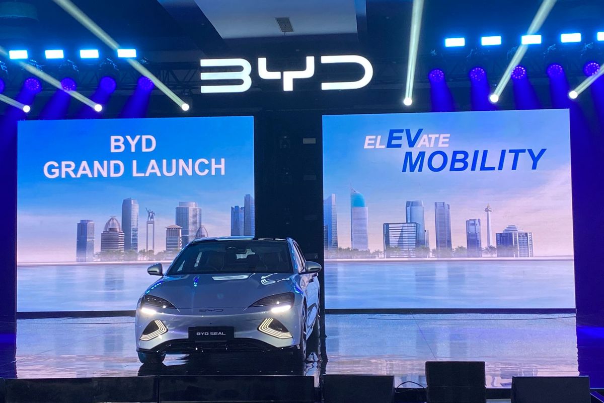 Merek mobil listrik BYD meluncur di Indonesia, Kamis (18/1/2024).