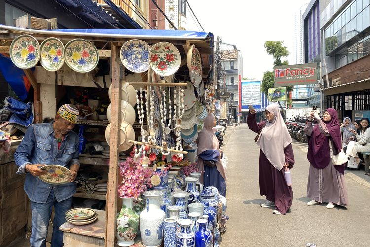 Jualan Keramik 36 Tahun, Pak Koboy Ungkap Penghasilan Hariannya: Rata-rata Rp 1 Juta