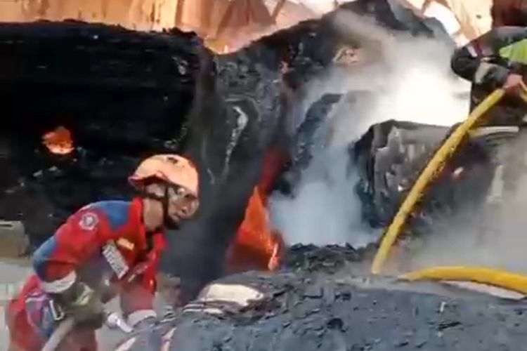 Sejumlah petugas tengah berupaya memadamkan api yang membakar sebuah gudang triplek di Kecamatan Bojongsoang, Kabupaten Bandung, Jawa Barat, Rabu (18/6/2025)