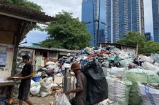 Truk Tangki Oleng Tabrak Pembatas Jalan Tol JORR hingga Ringsek